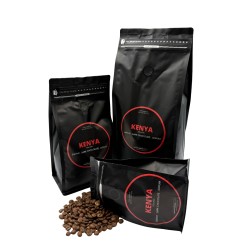 Trois sachets noirs de café avec étiquettes rouges et grains de café en dessous.