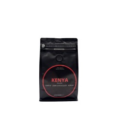 Sachet noir de café avec étiquette rouge, mentionnant "Kenya" et notes de chocolat.