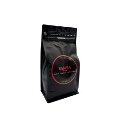 Sac noir de café avec étiquette rouge, évoquant l'origine du Kenya. Élégance moderne.