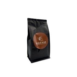 Sac noir élégant avec un logo rond marron, pour du café de qualité supérieure.