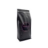 Sac noir de café, étiquette rose avec inscription "Venezuela", design minimaliste. Sac noir de café, étiquette rose avec inscription "Venezuela", design minimaliste.