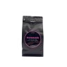 Sac noir élégant avec étiquette colorée indiquant "Venezuela", évoquant un café riche. Sac noir élégant avec étiquette colorée indiquant "Venezuela", évoquant un café riche.