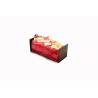 Gâteau allongé rouge, décoré de fruits et chocolat, sur fond blanc élégant. Gâteau allongé rouge, décoré de fruits et chocolat, sur fond blanc élégant.