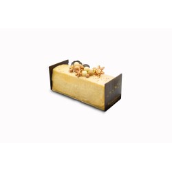 Bûche élégante avec décorations délicates, teintes crémeuses et finitions dorées.