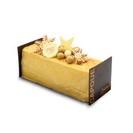 Bûche de Noël au chocolat, décorée de motifs délicats et de fruits frais.