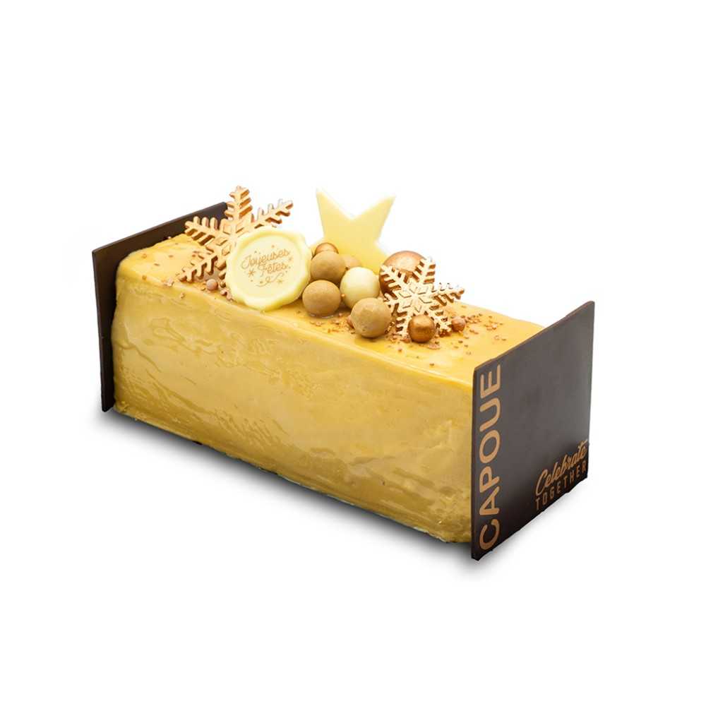 Bûche de Noël au chocolat, décorée de motifs délicats et de fruits frais.