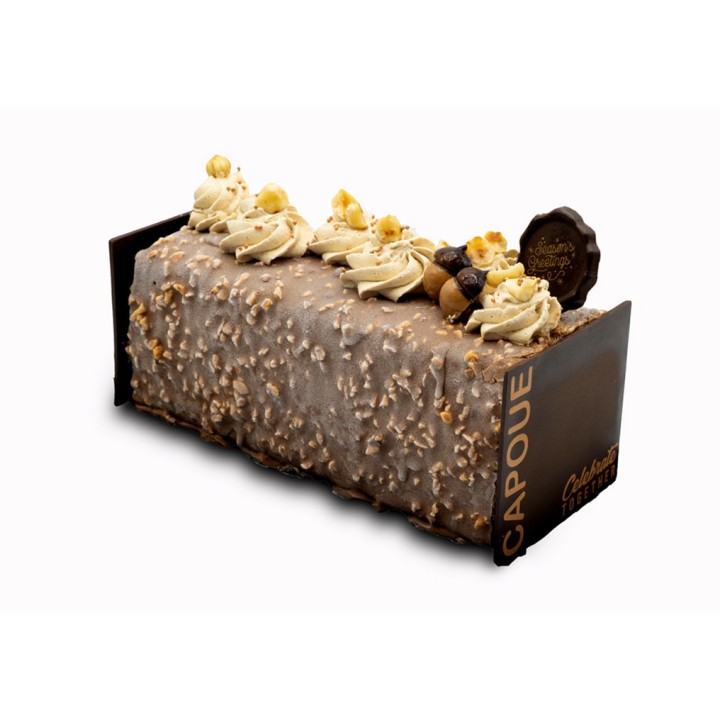 Gâteau allongé, recouvert de noisettes, crème et décor chocolaté, élégant et gourmand.