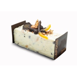 Gâteau glacé élégant, décoré de chocolat, fruits et étoiles dorées sur un socle noir.