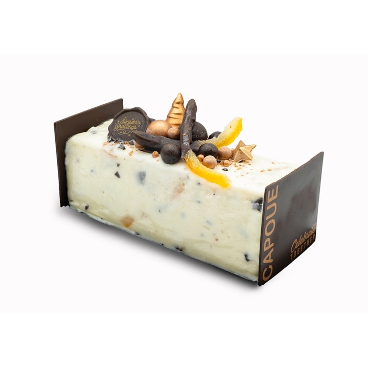Gâteau glacé élégant, décoré de chocolat, fruits et étoiles dorées sur un socle noir.