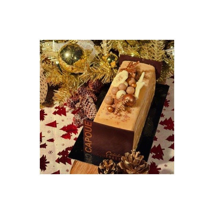 Bûche élégante ornée de décorations dorées et naturelles sur un fond festif.