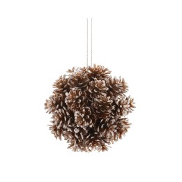 Bouquet de pommes de pin brunes, légèrement enneigées, suspendu dans un décor hivernal.