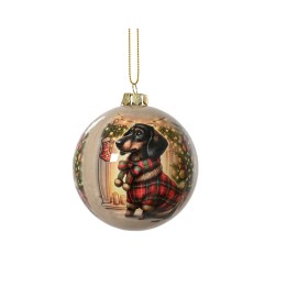 Boules décoratives avec un chien teckel en pull à carreaux devant une cheminée festive.