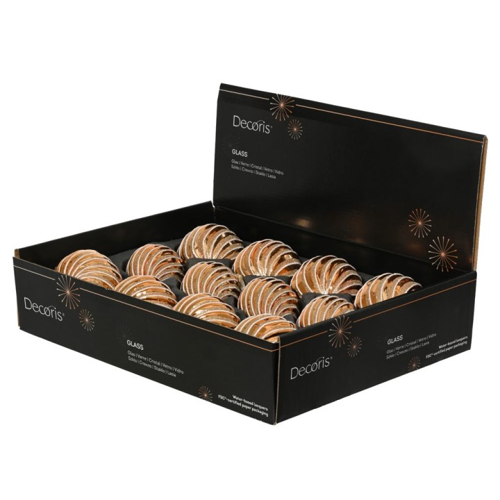 Assortiment de boules décoratives dorées et marron dans une boîte élégante.