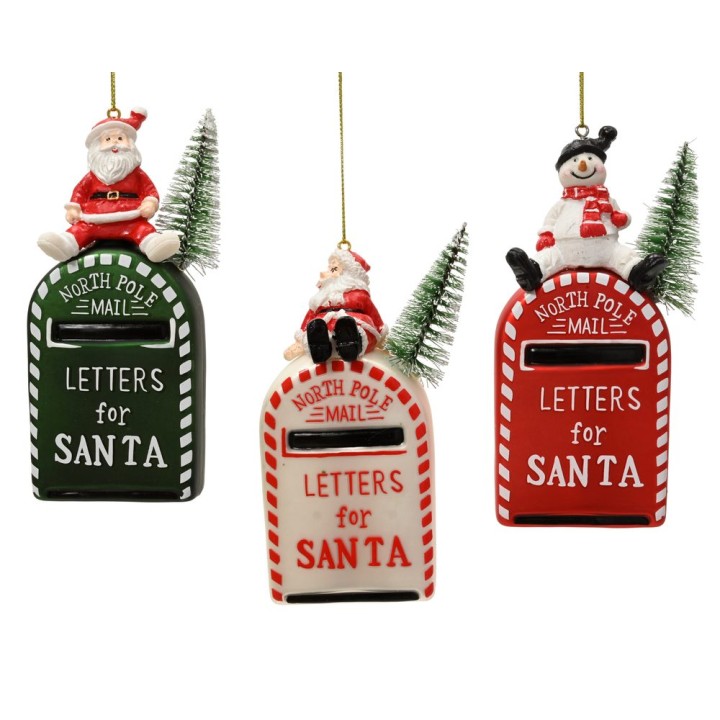Trois boîtes aux lettres festives, décorées de Santa et de flocons, vertes et rouges.
