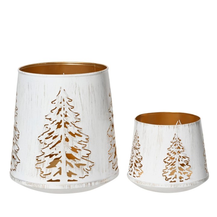 Bougeoirs blancs décorés de sapins dorés, créant une ambiance chaleureuse et festive.