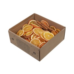 Tranches d'orange séchées et bâtons de cannelle dans un carton. Aromatique et chaleureux.