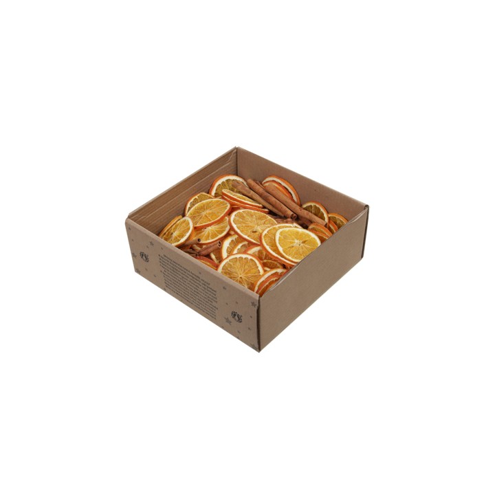 Tranches d'orange séchées et bâtons de cannelle dans un carton. Aromatique et chaleureux.