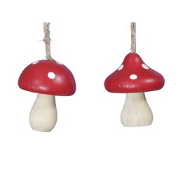 Deux champignons décoratifs rouges avec des pois blancs, suspendus par une corde.