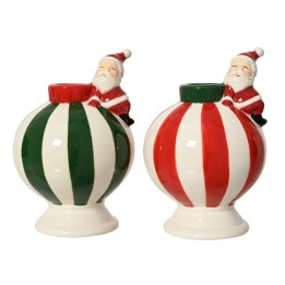 Vases en céramique festifs, rayés vert et rouge, avec des figurines de Noël.