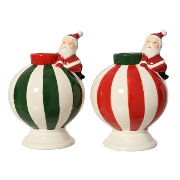 Vases en céramique festifs, rayés vert et rouge, avec des figurines de Noël.