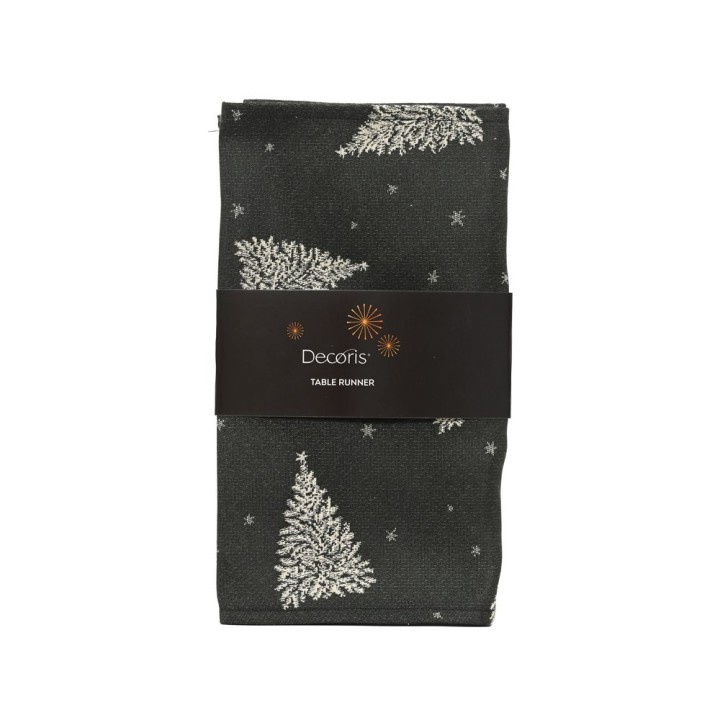Chemin de table noir orné de sapins argentés et étoiles brillantes. Élégance festive.