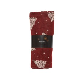 Nappe rouge ornée de motifs de sapins et flocons blancs, élégante et festive.
