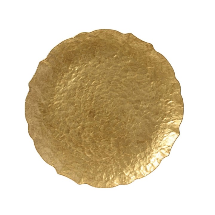 Assiette ronde dorée avec un motif martelé et des bords festonnés.