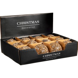Douze ornements dorés brillants dans une boîte noire élégante pour les fêtes.
