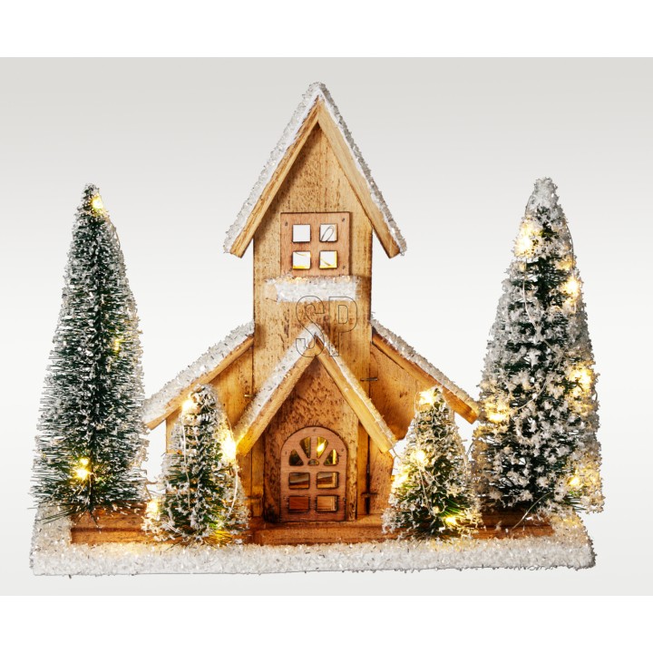 Maison en bois décorée, entourée de sapins enneigés et illuminée, ambiance hivernale chaleur...