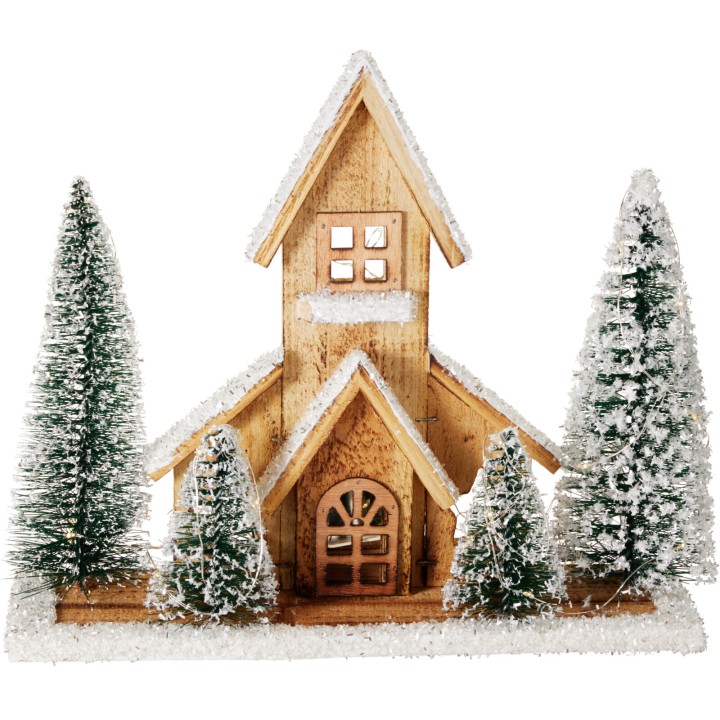 Petite église en bois, entourée de sapins enneigés, décor hivernal charmant.
