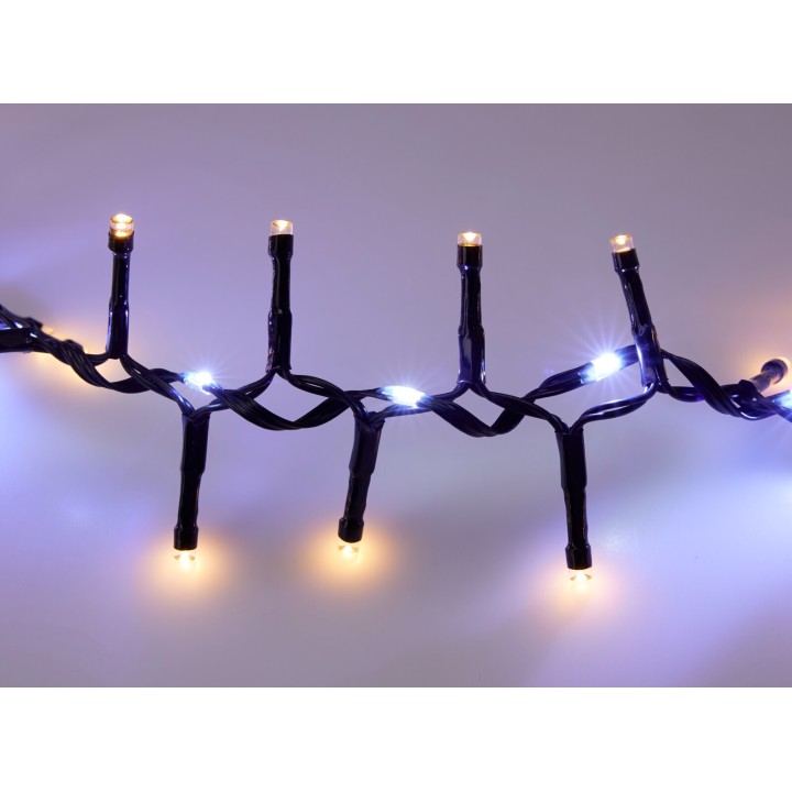 Guirlande lumineuse avec des ampoules blanches et bleues sur un fil noir tressé.