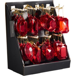 Éclats de rouge scintillant, bijoux en plastique brillant suspendus dans un présentoir noir.
