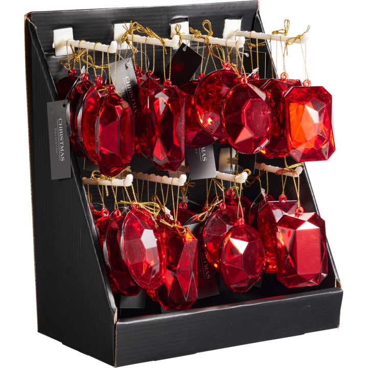 Éclats de rouge scintillant, bijoux en plastique brillant suspendus dans un présentoir noir.