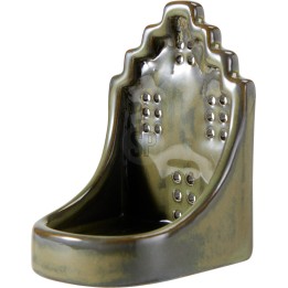 Urinoir en céramique émaillée, couleur olive, forme ondulée avec perforations décoratives.