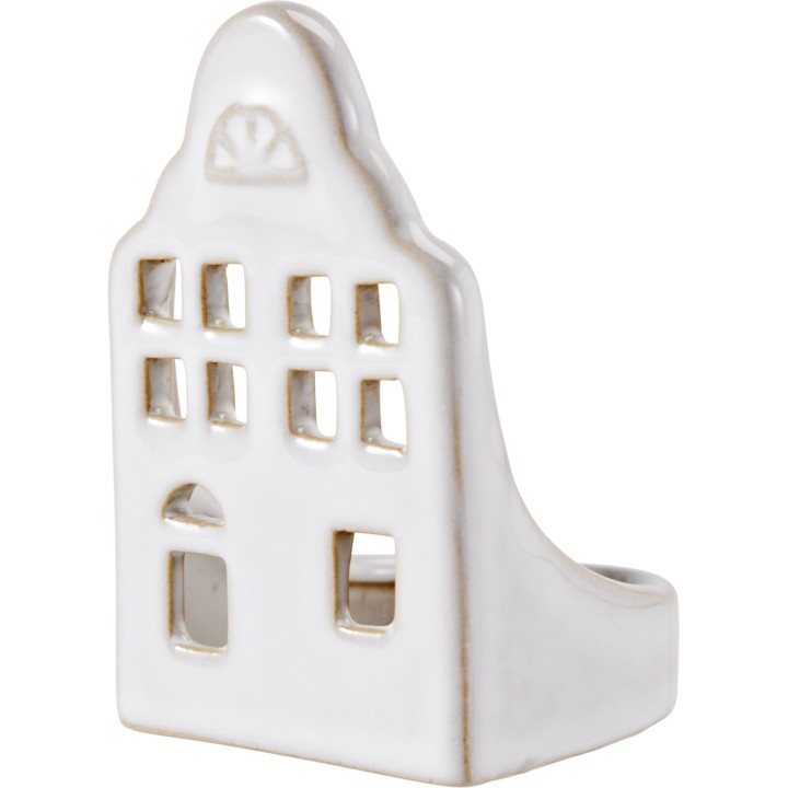 Objet en céramique blanc, en forme de maison stylisée avec fenêtres découpées.