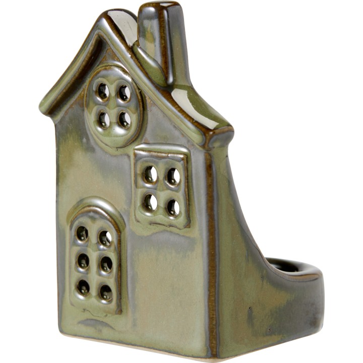 Petit objet en céramique, en forme de maison, aux teintes vertes et brunes.