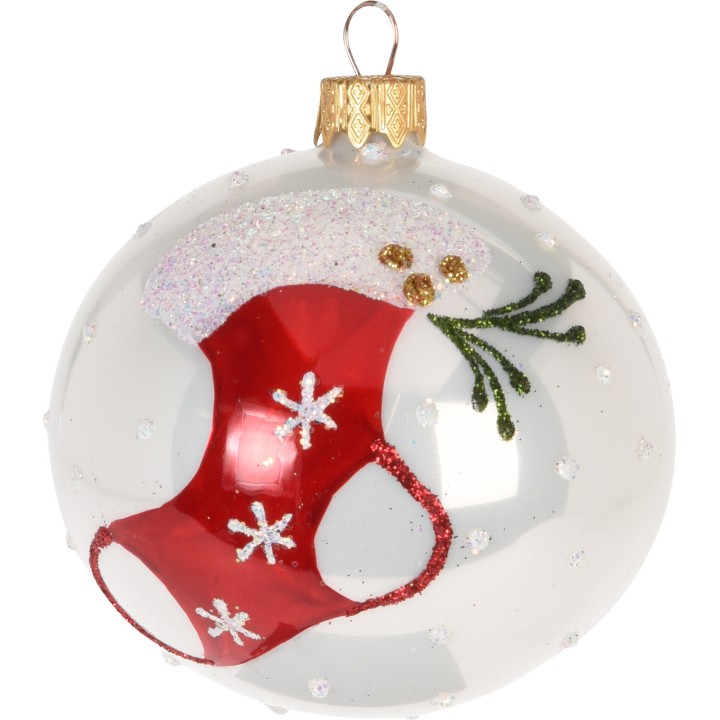 Boule de Noël transparente ornée d'une chaussette rouge et de flocons blancs.