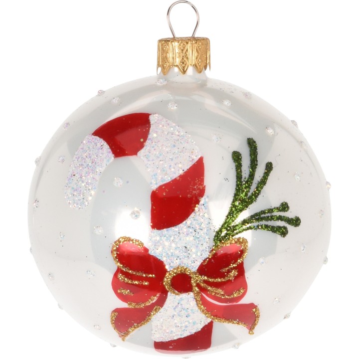 Boule de Noël blanche ornée d'un bonbon, d'un nœud rouge et de paillettes brillantes.
