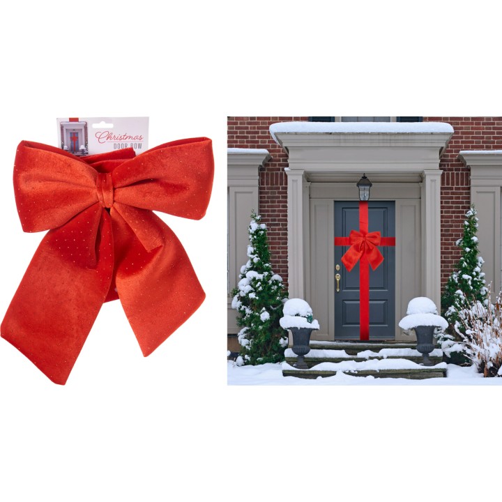 Un grand nœud rouge brillant décorant une porte d'entrée enneigée.