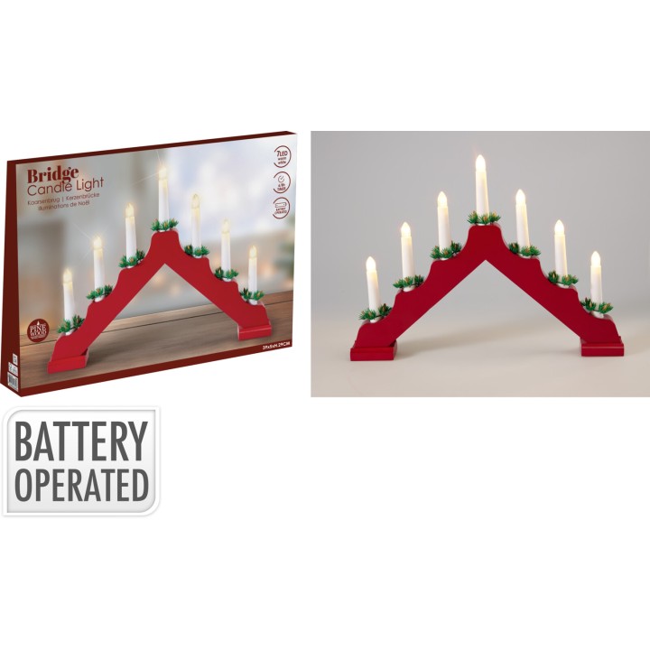 Lumière de bougie rouge en forme de pont, ornée de verdure, avec plusieurs bougies éclairantes.