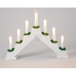 Candelabre blanc en forme d'arc, avec des bougies et des touches de verdure.