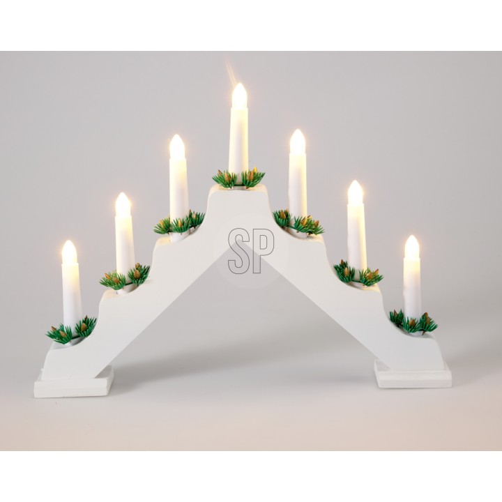 Candelabre blanc en forme d'arc, avec des bougies et des touches de verdure.