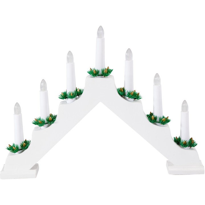 Candelabre en bois blanc, sept bougies, décoré de verdure artificielle.