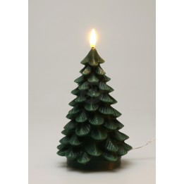 Une bougie en forme de sapin, verte, avec une flamme douce au sommet.