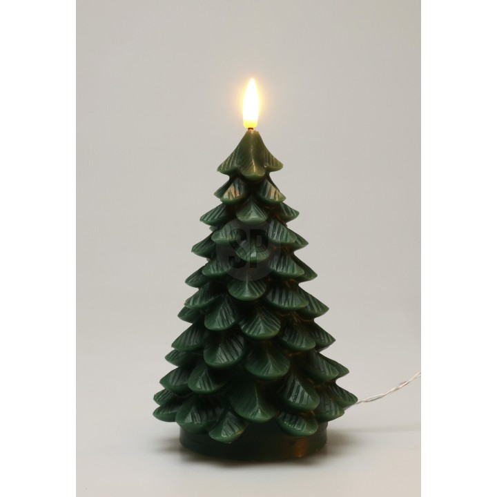 Une bougie en forme de sapin, verte, avec une flamme douce au sommet.