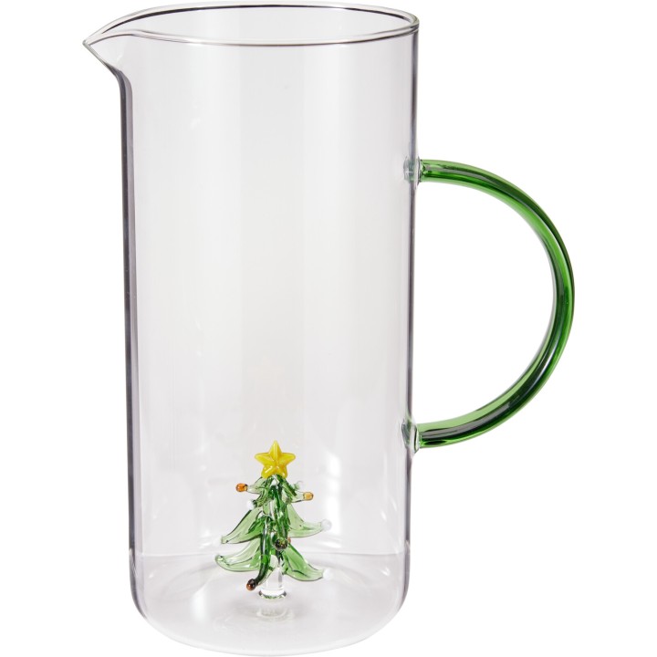 Carafe transparente avec anse verte, contenant un sapin décoratif en verre.