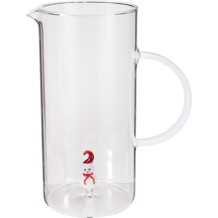 Carafe transparente avec un petit bonhomme en décoration rouge et blanc au fond.