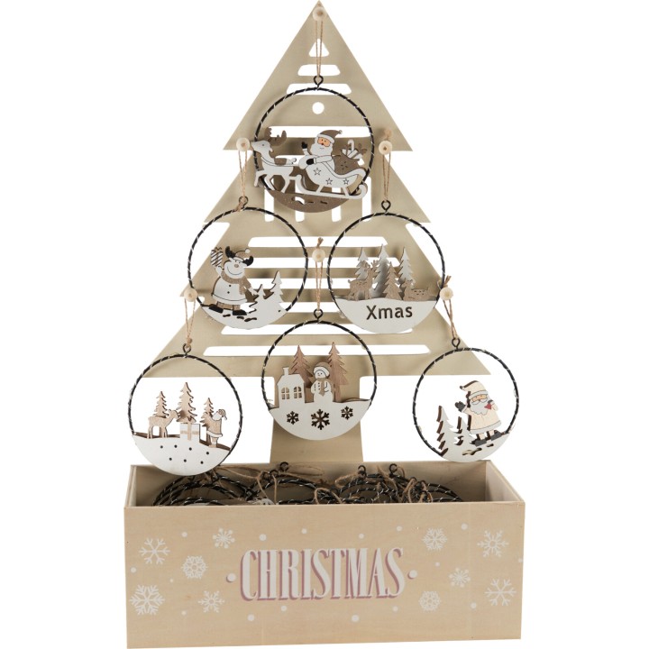 Arbre de Noël en bois beige, décoré de cercles en bois illustrant des scènes hivernales.