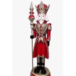 Sculpture colorée d'un soldat en bois, rouge et or, avec une lance majestueuse.