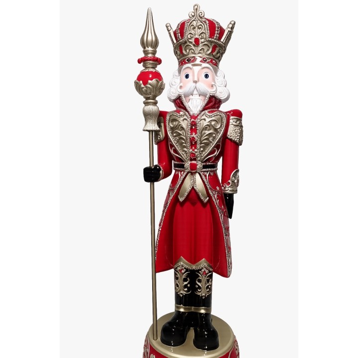 Sculpture colorée d'un soldat en bois, rouge et or, avec une lance majestueuse.